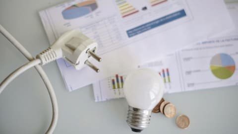 conta de luz na mesa