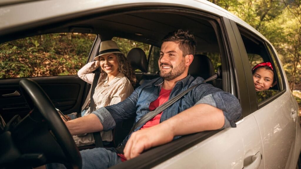 Família viajando em carro alugado