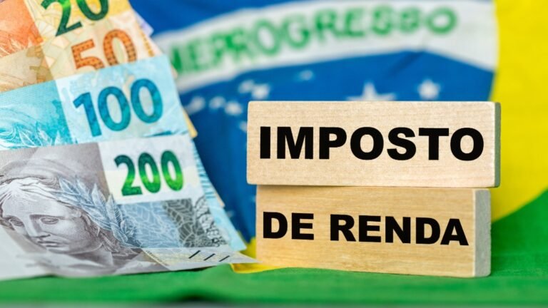 Bandeira do Brasil com placa do imposto de renda